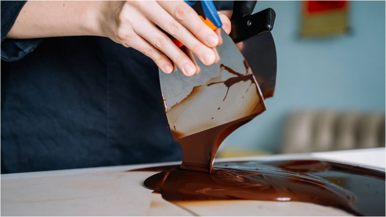 Hoạt động chế tác chocolate trong một buổi workshop